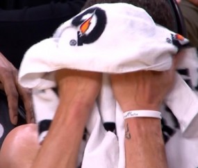 库里下半场20分难阻勇士惨败 镜头捕捉失落一幕：坐板凳毛巾捂脸|斯蒂芬·库里|肯纳德|外线|亚特兰大老鹰队|金州勇士队_新浪体育_新浪新闻